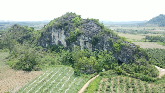 Trước đó, vào khoảng 13 giờ 30 ngày 23-4, Công an xã Nghĩa Thành tiếp nhận tin báo từ người dân về việc phát hiện nhiều bộ xương nghi của người tại khu vực cửa một hang đá. Ảnh: Hàng Lèn Chùa nằm biệt lập, cách xa khu dân cư