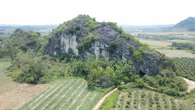 Trước đó, vào khoảng 13 giờ 30 ngày 23-4, Công an xã Nghĩa Thành tiếp nhận tin báo từ người dân về việc phát hiện nhiều bộ xương nghi của người tại khu vực cửa một hang đá. Ảnh: Hàng Lèn Chùa nằm biệt lập, cách xa khu dân cư