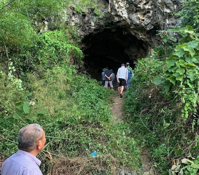 Chiều 24/4, khu vực Lèn Chùa, xã Nghĩa Thành, huyện Nghĩa Đàn, tỉnh Nghệ An - nơi phát hiện nhiều bộ xương người trong một hang đá - đã được các lực lượng chức năng phong tỏa hiện trường. Ảnh: Hang Lèn Chùa, nơi phát hiện nhiều bộ xương người