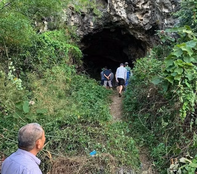 Chiều 24/4, khu vực Lèn Chùa, xã Nghĩa Thành, huyện Nghĩa Đàn, tỉnh Nghệ An - nơi phát hiện nhiều bộ xương người trong một hang đá - đã được các lực lượng chức năng phong tỏa hiện trường. Ảnh: Hang Lèn Chùa, nơi phát hiện nhiều bộ xương người