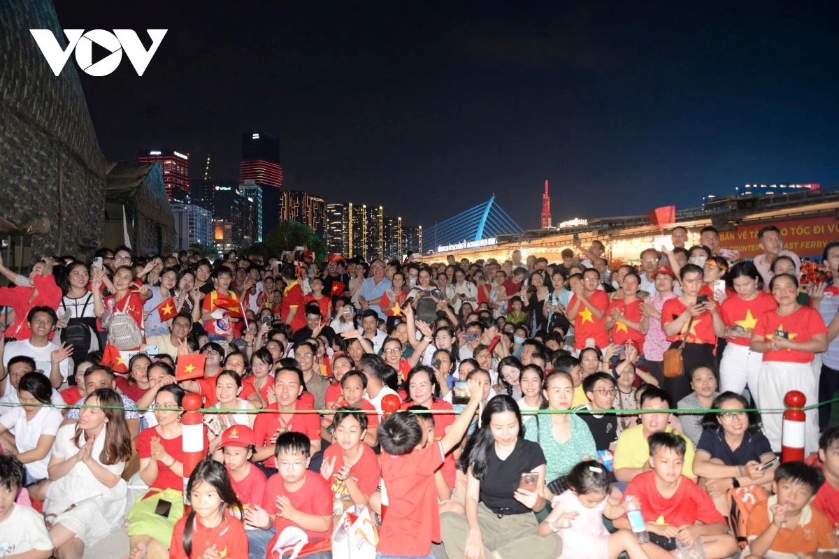 Tran dia phao khai hoa dem so duyet trong tieng ho reo cua nguoi dan-Hinh-2