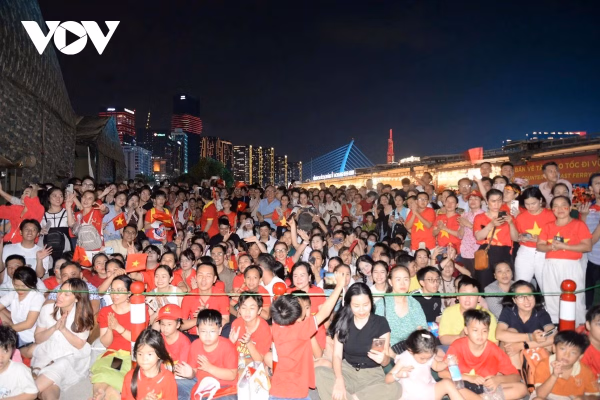 Tran dia phao khai hoa dem so duyet trong tieng ho reo cua nguoi dan-Hinh-2