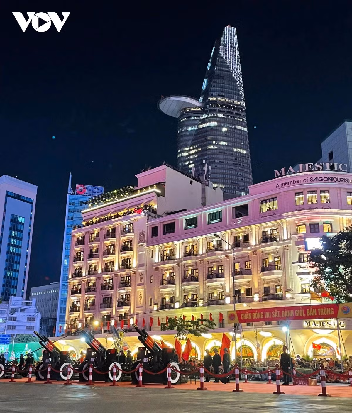 Tran dia phao khai hoa dem so duyet trong tieng ho reo cua nguoi dan-Hinh-4