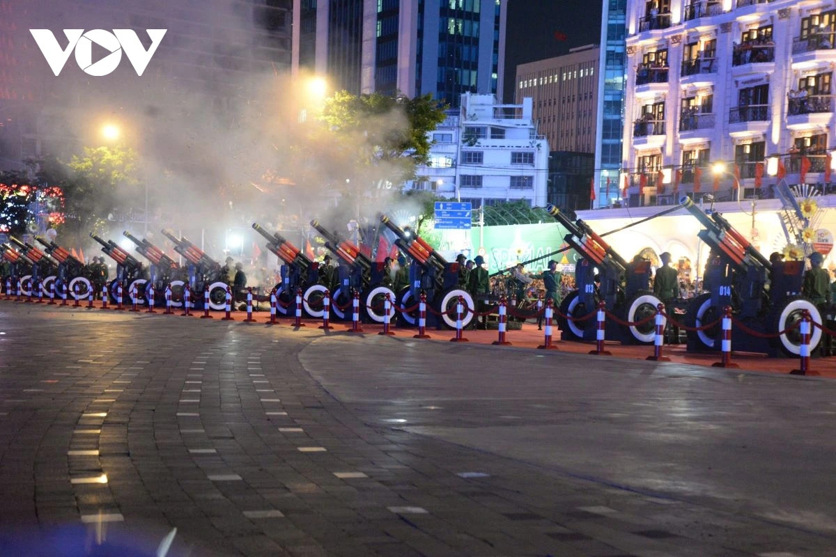 Tran dia phao khai hoa dem so duyet trong tieng ho reo cua nguoi dan