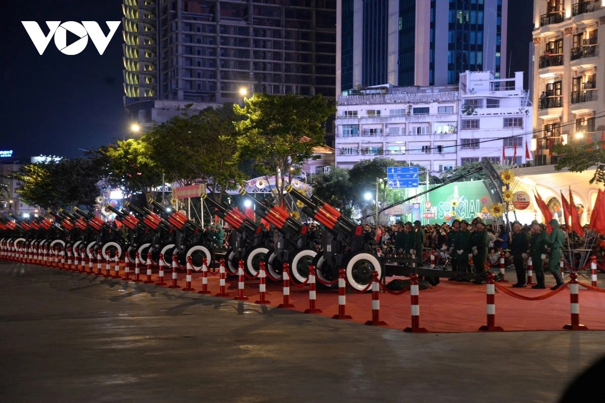 Tran dia phao khai hoa dem so duyet trong tieng ho reo cua nguoi dan-Hinh-3
