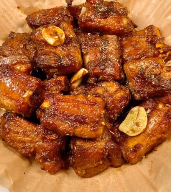 Khi uop suon nuong, de khong bi kho nen cho mot qua trung-Hinh-5