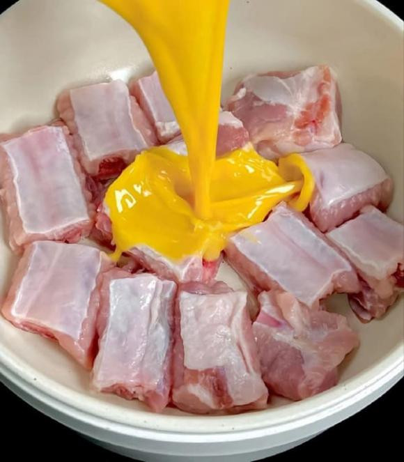 Khi uop suon nuong, de khong bi kho nen cho mot qua trung-Hinh-2