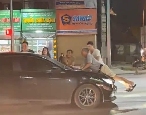 Hoang hon video nguoi vo di danh ghen bi day di tren nap capo