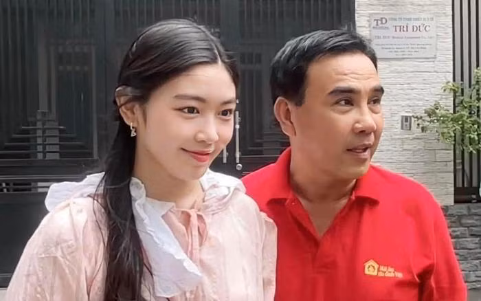 Con gai Quyen Linh qua ong kinh cua 'nguoi qua duong'