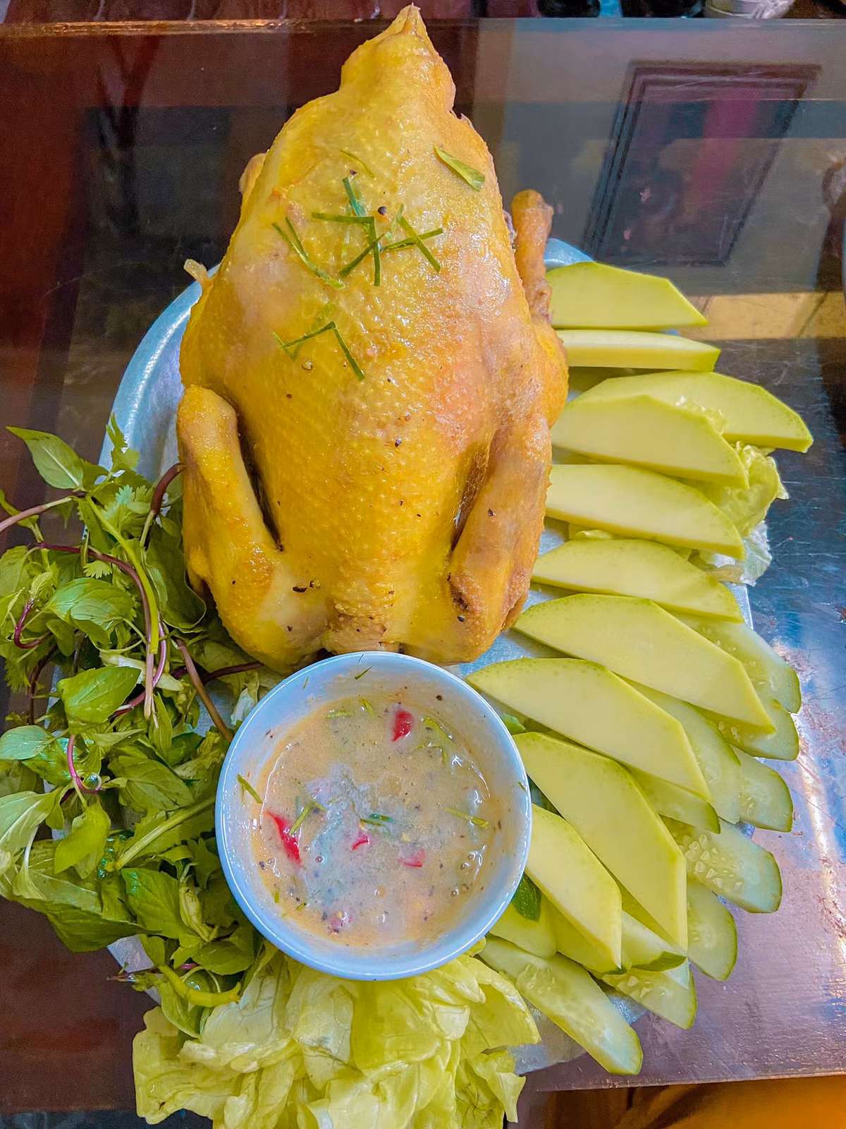 Luoc ga khong can nuoc, dung cac loai rau cu qua de “u chin”