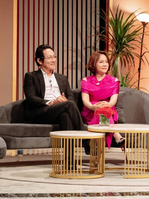 NSƯT Hoàng Hải hiếm hoi cùng vợ xuất hiện trên sóng truyền hình NSUT Hoang Hai hiem hoi cung vo xuat hien tren song truyen hinh