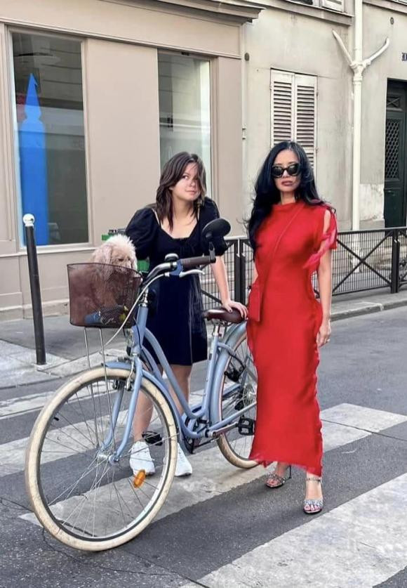 Cuộc sống 'nhà giàu' của Diva Hồng Nhung và hai con ở Pháp Cuoc song 'nha giau' cua Diva Hong Nhung va hai con o Phap