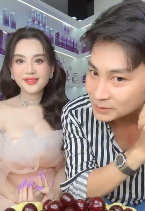 Lâm Khánh Chi hội ngộ chồng cũ cực thân mặt sau 2 năm ly hôn - Hình 3 Lam Khanh Chi hoi ngo chong cu cuc than mat sau 2 nam ly hon-Hinh-3