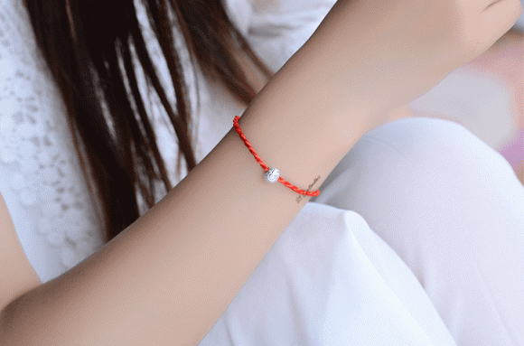 Theo phong thuy, con gai deo vong tay ben trai hay ben phai gap may man?-Hinh-3