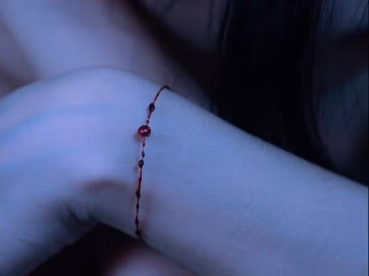 Theo phong thuy, con gai deo vong tay ben trai hay ben phai gap may man?-Hinh-2