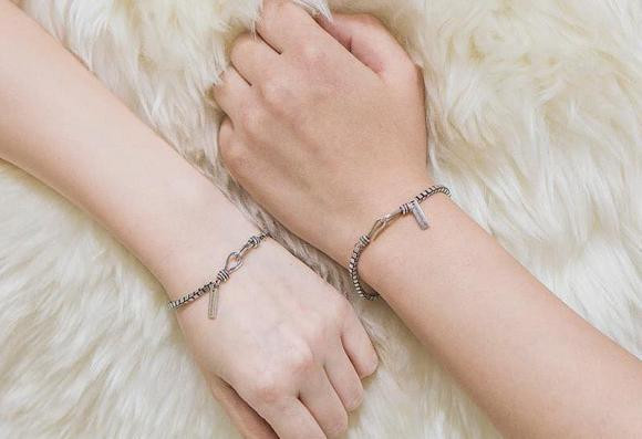 Theo phong thuy, con gai deo vong tay ben trai hay ben phai gap may man?-Hinh-4