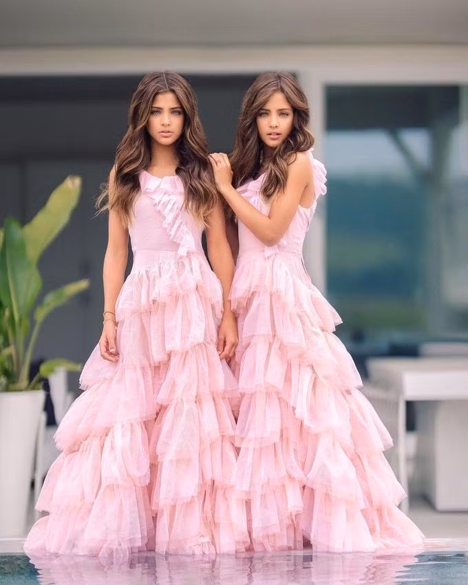 Ve dep tuoi 13 cua chi em song sinh 'dep nhat the gioi'-Hinh-4