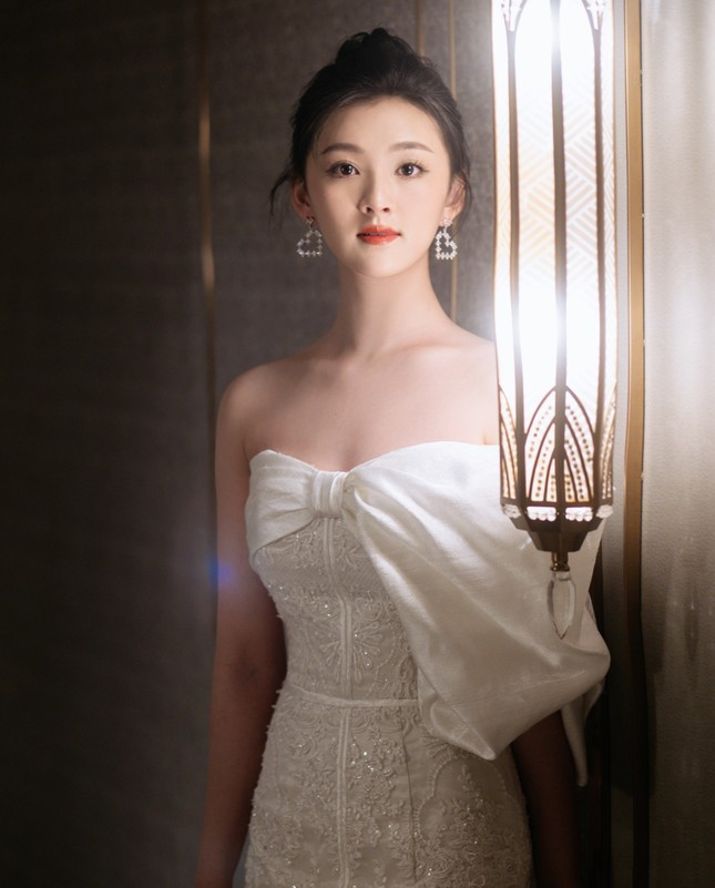 Nu dien vien sinh nam 2001 noi tieng sau mot dem-Hinh-4