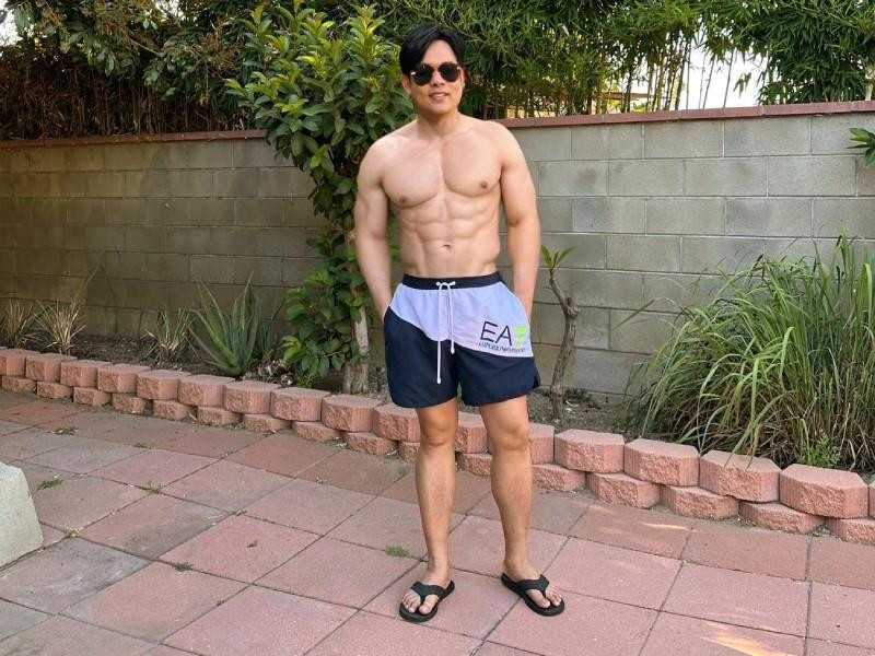 Quang Le tung anh 6 mui cuc hot gay 'chan dong'-Hinh-2