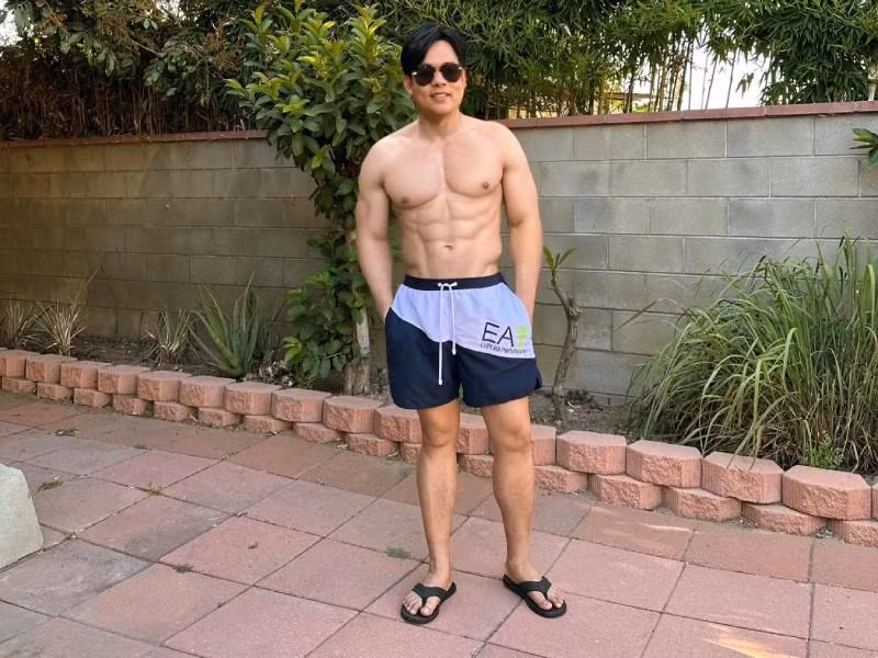 Quang Le tung anh 6 mui cuc hot gay 'chan dong'-Hinh-2