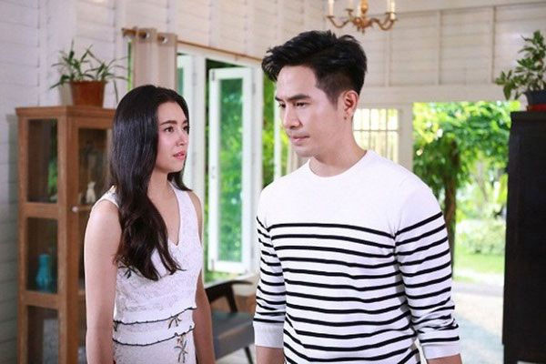 Nhan con nuoi, vua nhin thang be chay trong san toi choang vang