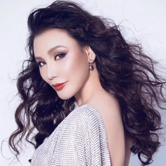 Hồ Quỳnh Hương gây hoang mang khi xuất hiện với ngoại hình lạ - Hình 9 Ho Quynh Huong gay hoang mang khi xuat hien voi ngoai hinh la-Hinh-9