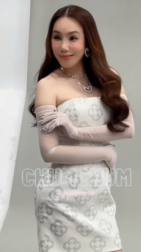 Hồ Quỳnh Hương gây hoang mang khi xuất hiện với ngoại hình lạ - Hình 2 Ho Quynh Huong gay hoang mang khi xuat hien voi ngoai hinh la-Hinh-2