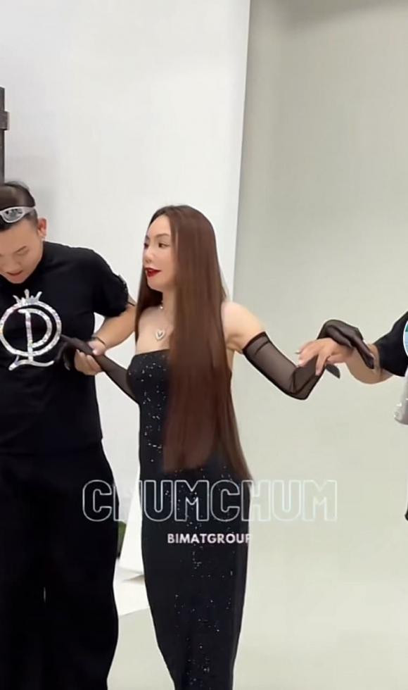 Hồ Quỳnh Hương gây hoang mang khi xuất hiện với ngoại hình lạ - Hình 8 Ho Quynh Huong gay hoang mang khi xuat hien voi ngoai hinh la-Hinh-8