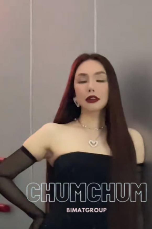 Hồ Quỳnh Hương gây hoang mang khi xuất hiện với ngoại hình lạ - Hình 7 Ho Quynh Huong gay hoang mang khi xuat hien voi ngoai hinh la-Hinh-7