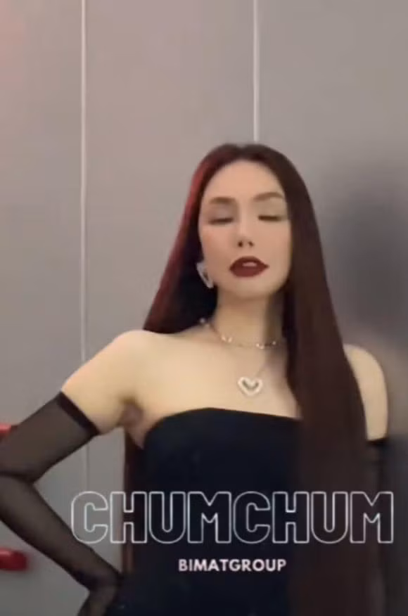 Hồ Quỳnh Hương gây hoang mang khi xuất hiện với ngoại hình lạ - Hình 7 Ho Quynh Huong gay hoang mang khi xuat hien voi ngoai hinh la-Hinh-7