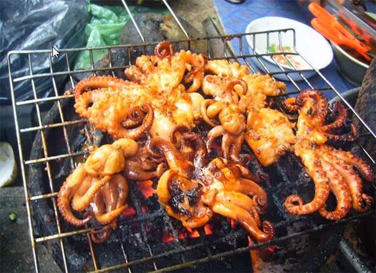 Ruốc lỗ được chế biến với nhiều cách như nướng, nhúng giấm, xào cần tỏi, hấp gừng