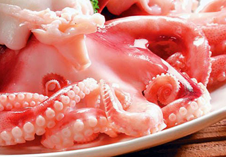 Ruốc lỗ thuộc họ bạch tuộc nhưng lại nhỏ hơn rất nhiều so với bạch tuộc, đầu tròn như quả ổi găng và có bộ chân dài.