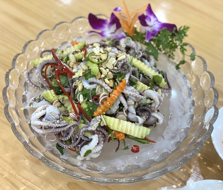  Ruốc lỗ sẽ được bóp muối liên tục trong 20 phút, người trong nghề gọi đây là đánh ruốc. Ruốc được đánh cho đến khi mình con ruốc săn lại, cúp vào nom như bông hoa và hết sạch nhớt thì rửa sạch cho hết mặn rồi đem chế biến.