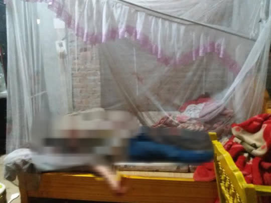 Theo hồ sơ vụ án, sáng 22/1/2017, chị L. có việc sang nhà chị gái ở phường Thắng Lợi, TP Sông Công, tỉnh Thái Nguyên. Dựng xe ngoài cổng, thấy cửa mở, chị lên tiếng gọi nhưng không nghe ai trả lời. Đưa tay đẩy cửa, chị bàng hoàng phát hiện chị gái mình là Nguyễn Thị V.A. (SN 1986) và cháu trai Trần Văn V. (SN 2007) nằm bất tỉnh trên giường, vết máu vương vãi khắp nơi. Chị L. vội vàng chạy đi tìm người giúp đỡ. (Ảnh minh họa, nguồn ảnh Người lao động)