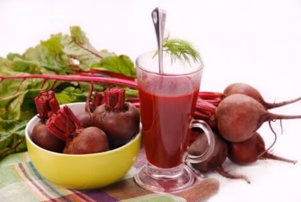  Nước ép củ cải đường: Là loại rau củ có chất tạo máu trong cơ thể, củ cải đường chứa hàm lượng chất sắt phong phú giúp hồi phục các tế bào máu đỏ và hỗ trợ việc cung cấp oxy mới cho cơ thể. Củ cải đường tăng khả năng hấp thu ô xy trong máu gấp 4 lần. Ảnh minh họa