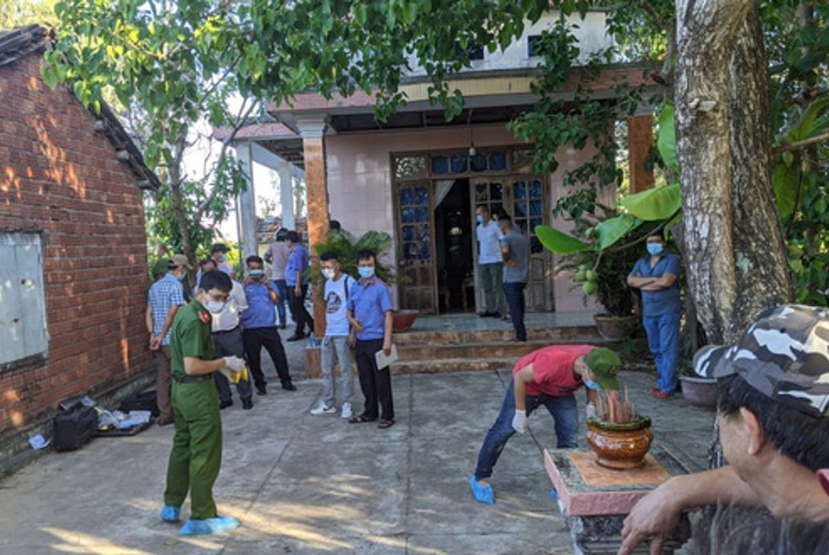 Nạn nhân bị sát hại bởi 13 nhát dao, trong đó có 2 vết thương chí mạng gây thủng phổi. Tại hiện trường phát hiện 1 chiếc mũ có thêu chữ “yes you can” dính nhiều vết màu nâu đỏ, một con dao có chiều dài 23 cm, ở cả 2 mặt có dòng chữ điện máy xanh. 