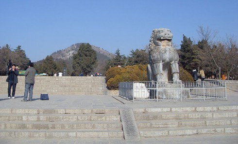 Vòng thành ngoài dài tới 80 km. Xét về mức độ vĩ đại, những kim tự tháp ở Ai Cập có lẽ cũng khó có thể so sánh với Càn Lăng.