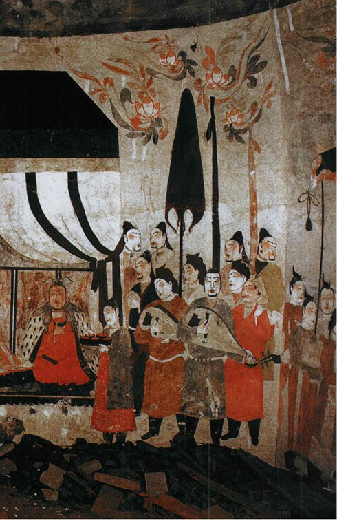 Lăng chính có 4 cửa, bố trí đường tư mã, trụ hoa biểu, tượng ngựa, lạc đà, sư tử, bia ký, trụ khắc đá... đều to lớn khác thường.