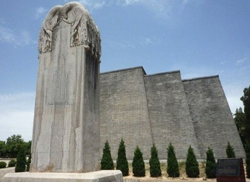 Hiện chưa có sự lý giải cho việc này. Nhiều khả năng do thế hệ sau phá hủy những tượng đá này. Còn nguyên nhân vì sao lại chỉ chặt đầu thì chưa rõ.