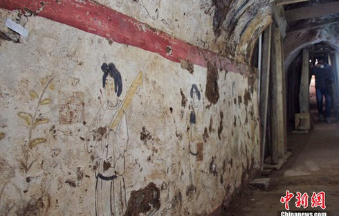 Một trường phái cho rằng, công đức của bà lớn quá, không thể dùng lời tả được. Trường phái khác nêu rằng, đó là ý tưởng của bà, để đời sau tự đánh giá. Cũng lại có ý kiến khẳng định, khi bà chết đi, đã không thống nhất được việc khắc bia tự, quần thần đã để bia trơn.