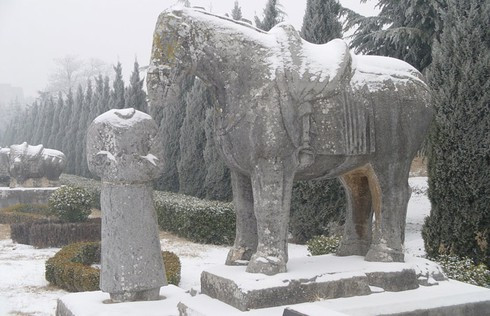 Lịch sử thống kê được tới 17 lần ngôi mộ bị xâm phạm với quy mô lớn, còn những vụ đào trộm quy mô nhỏ thì thời nào cũng có.