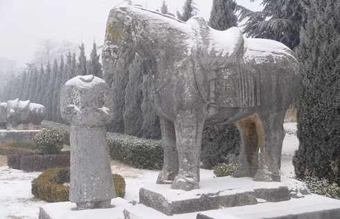 Lịch sử thống kê được tới 17 lần ngôi mộ bị xâm phạm với quy mô lớn, còn những vụ đào trộm quy mô nhỏ thì thời nào cũng có.