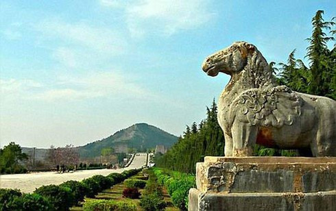 Thời Quốc dân đảng, tướng Tôn Liên Trọng đã huy động một binh đoàn với thuốc nổ, phá 3 tầng nham thạch vào trong núi, song vẫn không thành công. 