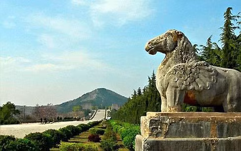 Thời Quốc dân đảng, tướng Tôn Liên Trọng đã huy động một binh đoàn với thuốc nổ, phá 3 tầng nham thạch vào trong núi, song vẫn không thành công. 