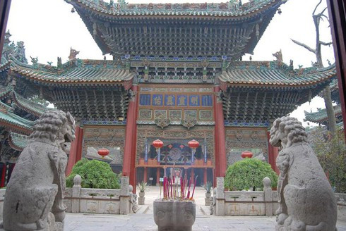 Vì Càn Lăng chưa được khai quật, nên có vô số đồn đoán về nó. Nhà văn hóa Quách Mạt Nhược tin rằng, chắc chắn trong lăng mộ sẽ có hàng vạn thư tịch, danh họa. Theo ông, không chừng sẽ tìm được 100 quyển Thùy Củng Tập và 10 cuốn Kim Luân Tập đã thất lạc của Võ Tắc Thiên, chỉ nghe tên, chưa ai được thấy.