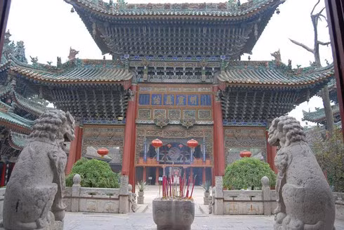 Vì Càn Lăng chưa được khai quật, nên có vô số đồn đoán về nó. Nhà văn hóa Quách Mạt Nhược tin rằng, chắc chắn trong lăng mộ sẽ có hàng vạn thư tịch, danh họa. Theo ông, không chừng sẽ tìm được 100 quyển Thùy Củng Tập và 10 cuốn Kim Luân Tập đã thất lạc của Võ Tắc Thiên, chỉ nghe tên, chưa ai được thấy.