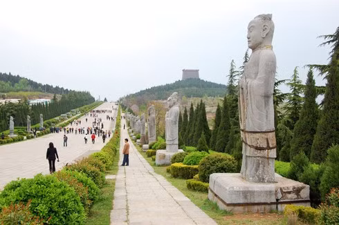 Con đường từ đầu cổng lăng đi vào cửa mộ dài 631m, lát đá xanh khổng lồ. Cửa vào chốt sắt khóa cố định. Khe hở được trám bằng sắt nung chảy, nên trộm không thể công phá được.