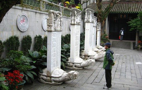 Cuối đời Đường, lãnh tụ nông dân Hoàng Sào khởi nghĩa, đã huy động tới 40 vạn dân binh đào bới, hy vọng lấy được của cải nhưng không thành công, để lại những hố sâu tới 40 mét vào lòng núi.