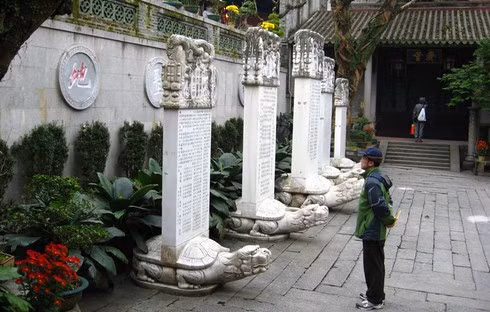 Cuối đời Đường, lãnh tụ nông dân Hoàng Sào khởi nghĩa, đã huy động tới 40 vạn dân binh đào bới, hy vọng lấy được của cải nhưng không thành công, để lại những hố sâu tới 40 mét vào lòng núi.