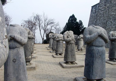 Đời Ngũ Đại, thứ sử Diệu Châu là Ôn Đạo, một vị quan lớn, đã huy động binh sĩ đào hơn 10 lăng mộ nhà Đường, thu được cả núi châu báu, giàu có không kể xiết.